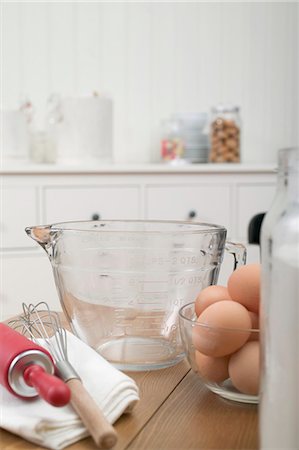 Various baking ingredients and utensils in kitchen Foto de stock - Sin royalties Premium, Código: 659-03526513