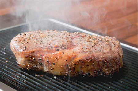 simsearch:659-07610086,k - Grilling peppered steak Foto de stock - Sin royalties Premium, Código: 659-03526539