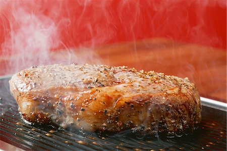 simsearch:659-07610086,k - Grilling peppered steak Foto de stock - Sin royalties Premium, Código: 659-03526540