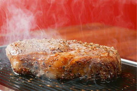 simsearch:400-07827672,k - Grilling peppered steak Stock Photo - Premium Royalty-Free, Code: 659-03526540