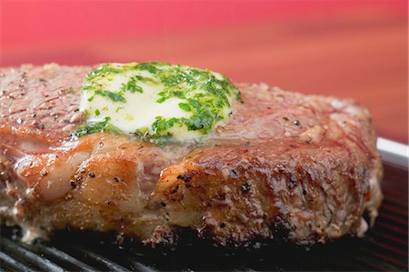 simsearch:659-07610086,k - Beef steak with herb butter on barbecue (close-up) Foto de stock - Sin royalties Premium, Código: 659-03526542