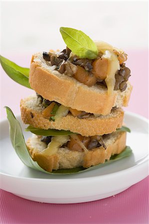 Toasted cheese, mushrooms and tomatoes on baguette slices Foto de stock - Sin royalties Premium, Código: 659-03526559