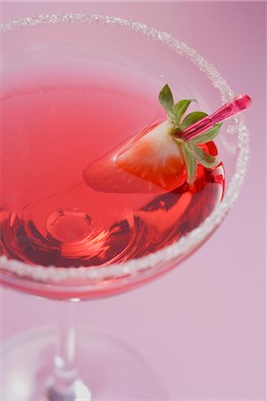 simsearch:659-06187706,k - Martini with liqueur & strawberry in glass with sugared rim Foto de stock - Sin royalties Premium, Código: 659-03526566