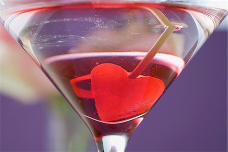 simsearch:659-03529441,k - Martini avec coeur gelée en verre (gros plan) Photographie de stock - Premium Libres de Droits, Code: 659-03526562