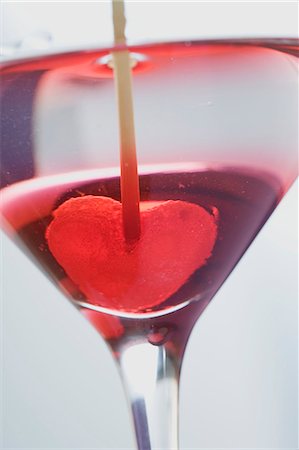 simsearch:659-03524271,k - Martini avec coeur gelée en verre (gros plan) Photographie de stock - Premium Libres de Droits, Code: 659-03526563