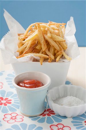 Chips with ketchup and salt Stock Photo - Premium Royalty-Free, Code: 659-03526570