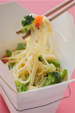 palillo (oriental) - Noodles with vegetables in take-away container Foto de stock - Sin royalties Premium, Código: 659-03526583