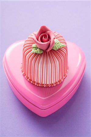Marzipan-covered cake on pink chocolate box Stock Photo - Premium Royalty-Free, Code: 659-03526620