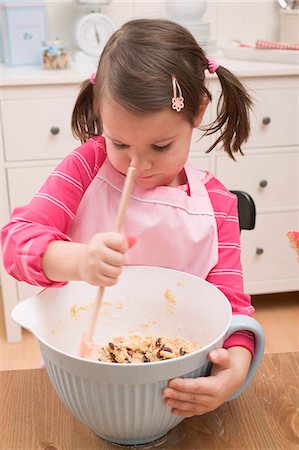 simsearch:659-03521663,k - Small girl stirring mixture in mixing bowl Foto de stock - Sin royalties Premium, Código: 659-03526646