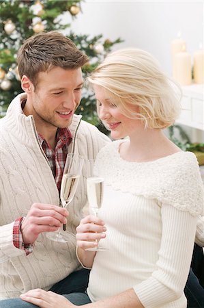 simsearch:659-03529216,k - Homme & femme tinter les verres de vin mousseux (Noël) Photographie de stock - Premium Libres de Droits, Code: 659-03526664