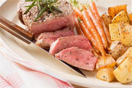 pan fried fillet of beef - Fillet steak with carrots and potatoes Stock Photo - Premium Royalty-Free, Code: 659-03526759