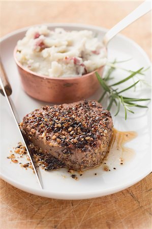 Marmorierter Steak mit Kartoffel-Püree Stockbilder - Premium RF Lizenzfrei, Bildnummer: 659-03526750