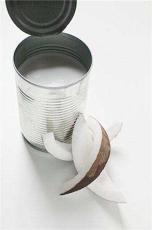 Coconut milk in a tin, wedge of coconut beside it Foto de stock - Sin royalties Premium, Código: 659-03526785