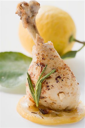 simsearch:659-06373641,k - Poulet au citron au romarin Photographie de stock - Premium Libres de Droits, Code: 659-03526788