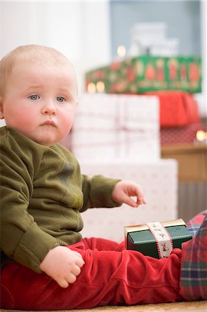 simsearch:659-03526806,k - Bébé avec des cadeaux de Noël Photographie de stock - Premium Libres de Droits, Code: 659-03526827