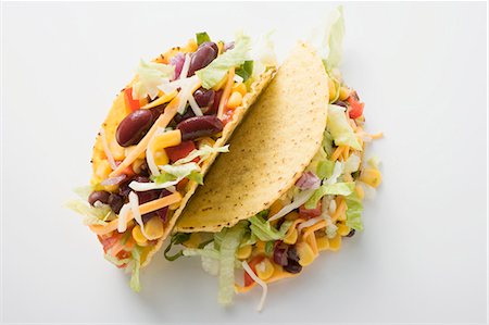 simsearch:659-03524467,k - Two tacos filled with sweetcorn and beans Foto de stock - Royalty Free Premium, Número: 659-03526854