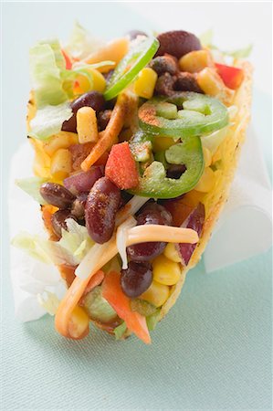 simsearch:659-08148162,k - Taco avec légumes de remplissage sur la serviette en papier Photographie de stock - Premium Libres de Droits, Code: 659-03526859
