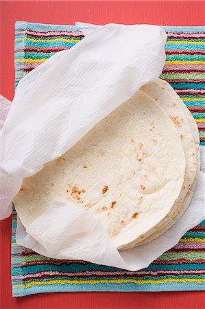 Freshly-baked tortillas on kitchen roll (Mexico) Stock Photo - Premium Royalty-Free, Code: 659-03526862