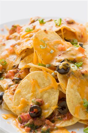 simsearch:659-03528553,k - Tortilla chips with melted cheese and olives Foto de stock - Sin royalties Premium, Código: 659-03526874