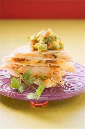 simsearch:659-03526940,k - Quesadillas au poulet avec guacamole (Mexique) Photographie de stock - Premium Libres de Droits, Code: 659-03526886