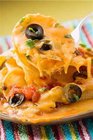 Tortilla chips with melted cheese on plate & fork (Mexico) Foto de stock - Sin royalties Premium, Código: 659-03526882