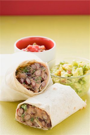 Bean burritos, guacamole and salsa in small bowls Fotografie stock - Premium Royalty-Free, Codice: 659-03526896