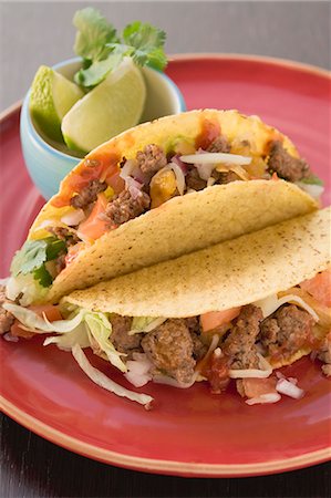 simsearch:659-03527719,k - Mince tacos, lime wedges in small bowl (Mexico) Foto de stock - Sin royalties Premium, Código: 659-03526911