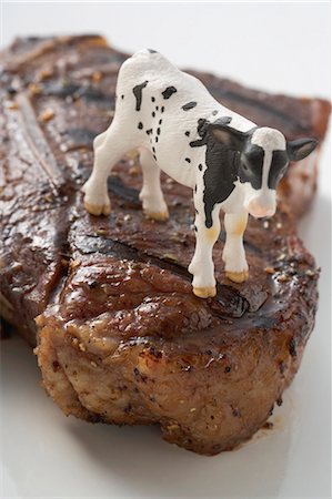 simsearch:659-07610086,k - Grilled T-bone steak with toy calf Fotografie stock - Premium Royalty-Free, Codice: 659-03526958