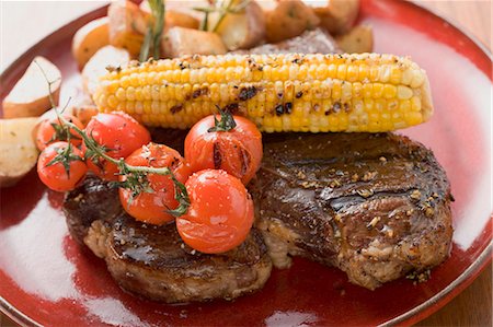 Bifteck grillé avec maïs sur le s/n, des tomates cerises, des pommes de terre Photographie de stock - Premium Libres de Droits, Code: 659-03526966