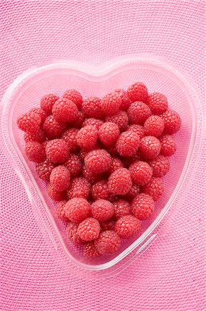 simsearch:659-03526764,k - Raspberries in heart-shaped plastic container from above Fotografie stock - Premium Royalty-Free, Codice: 659-03526969