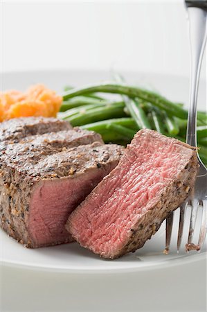 simsearch:659-01854889,k - Beef steak, a slice cut off, with vegetables Foto de stock - Sin royalties Premium, Código: 659-03526976