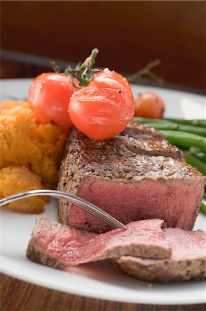 simsearch:659-01862792,k - Beef steak, a slice cut off, with cherry tomatoes Foto de stock - Sin royalties Premium, Código: 659-03526979