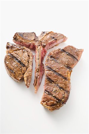 Grilled T-bone steak, cut into pieces Foto de stock - Sin royalties Premium, Código: 659-03526970