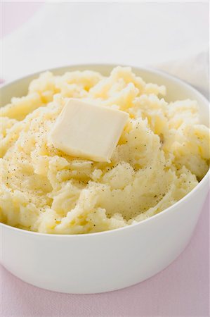 pomme de terre hachées - Purée de pommes de terre avec une noix de beurre Photographie de stock - Premium Libres de Droits, Code: 659-03526986