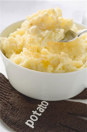 Mashed potato with butter in bowl and on spoon Stock Photo - Premium Royalty-Free, Code: 659-03526989