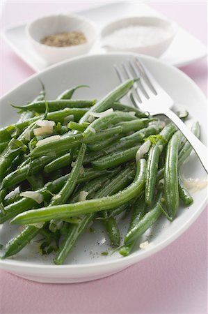 Green beans with onions, salt and pepper in background Stock Photo - Premium Royalty-Free, Code: 659-03526983