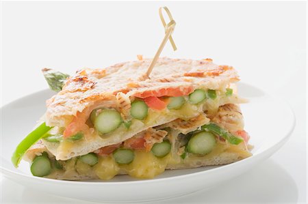 simsearch:659-01860949,k - Grilled pita bread filled with green asparagus Foto de stock - Royalty Free Premium, Número: 659-03527027