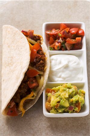Émincer les tacos avec salsa, crème sûre, guacamole (Mexique) Photographie de stock - Premium Libres de Droits, Code: 659-03527045