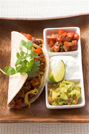 sauce mexicaine - Émincer les tacos avec salsa, crème sûre, guacamole (Mexique) Photographie de stock - Premium Libres de Droits, Code: 659-03527046