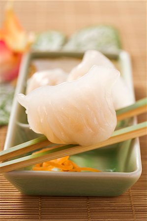 dim sum - Dim sum on chopsticks (Asia) Foto de stock - Sin royalties Premium, Código: 659-03527056