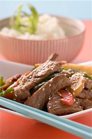 simsearch:659-03527071,k - Beef with vegetables & sesame seeds, rice in background (Asia) Stock Photo - Premium Royalty-Free, Code: 659-03527074