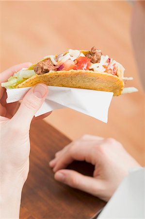 stuffing - Hands holding minco taco Foto de stock - Sin royalties Premium, Código: 659-03527084