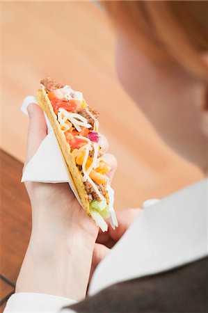 simsearch:659-03527719,k - Woman holding mince taco Foto de stock - Sin royalties Premium, Código: 659-03527085