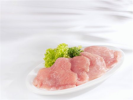 Fresh turkey escalopes on platter Foto de stock - Sin royalties Premium, Código: 659-03527161