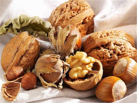 Walnuts and hazelnuts Foto de stock - Sin royalties Premium, Código: 659-03527172