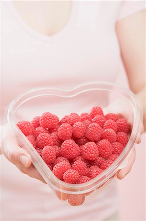 simsearch:659-01866634,k - Woman holding heart-shaped container of raspberries Foto de stock - Sin royalties Premium, Código: 659-03527184