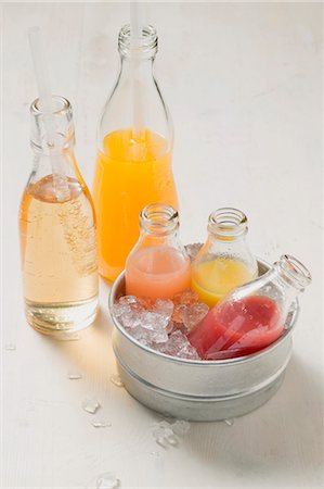 Various smoothies and fizzy drinks in bottles Foto de stock - Sin royalties Premium, Código: 659-03527185