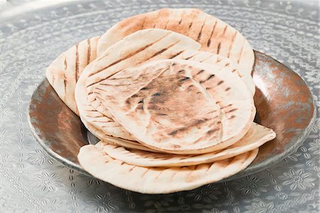 flat bread - Grilled flatbread on metal plate Foto de stock - Sin royalties Premium, Código: 659-03527216