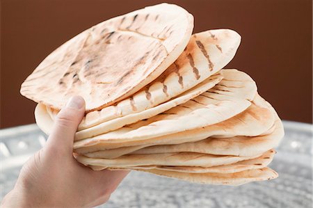 simsearch:659-06495557,k - Hand holding several grilled flatbreads Foto de stock - Sin royalties Premium, Código: 659-03527219