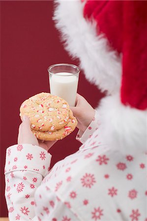 simsearch:659-03526490,k - Frau Weihnachtsmann Hut halten Cookies & Glas Milch Stockbilder - Premium RF Lizenzfrei, Bildnummer: 659-03527239